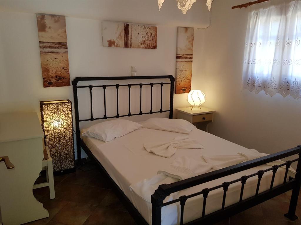 Postel nebo postele na pokoji v ubytování Ragoussis House