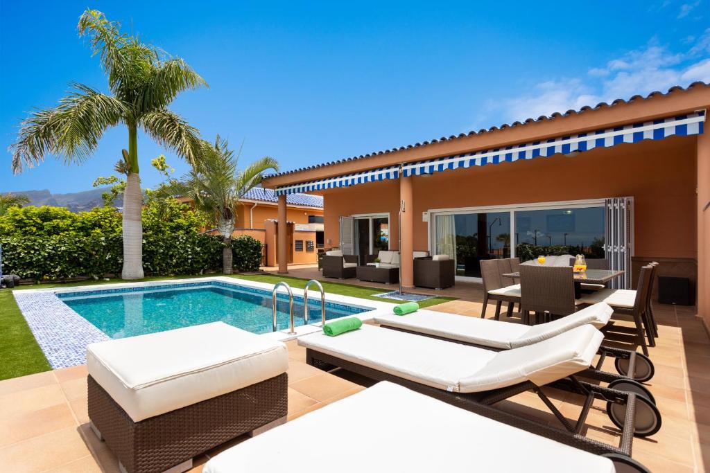 an image of a villa with a swimming pool at Maravillosa Villa de Lujo con Piscina Privada in Puerto de Santiago