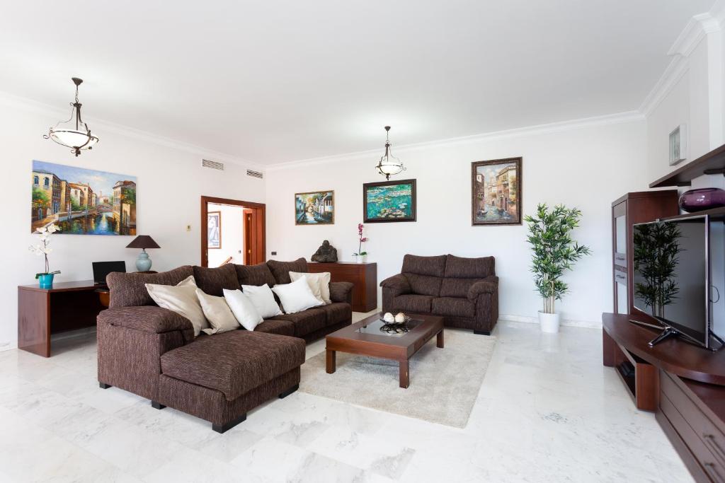 Posezení v ubytování Maravillosa Villa de Lujo con Piscina Privada