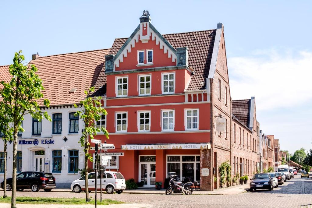 a red building on the side of a street at Mooi Hotel Garni in Friedrichstadt