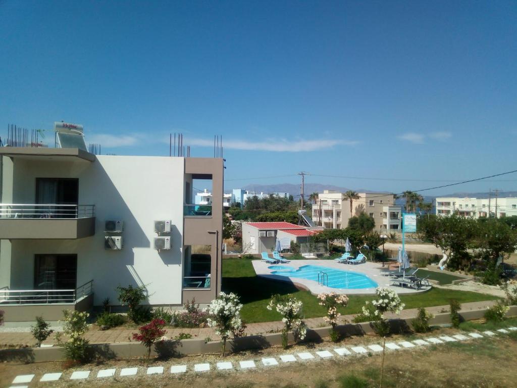 Basen w obiekcie Efrilias Studios & Apartments lub w pobliżu
