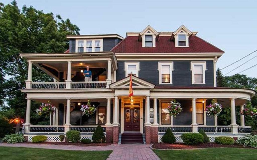Carriage House Inn / #CanadaDo / Best Places to Stay in Fredericton