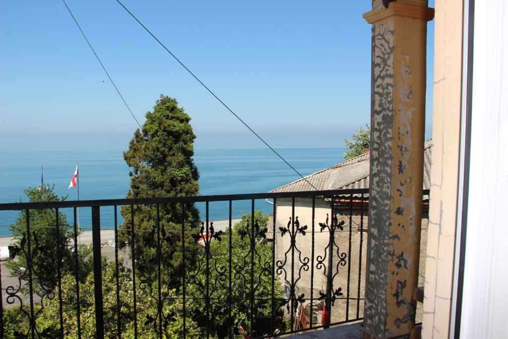 Elle comprend un balcon offrant une vue sur l'océan. dans l'établissement Yellow House, à Sarpi