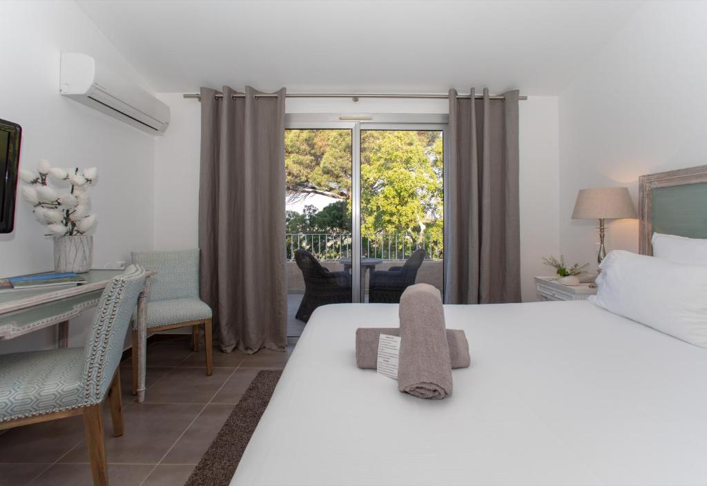 Postel nebo postele na pokoji v ubytování Hôtel Font Mourier