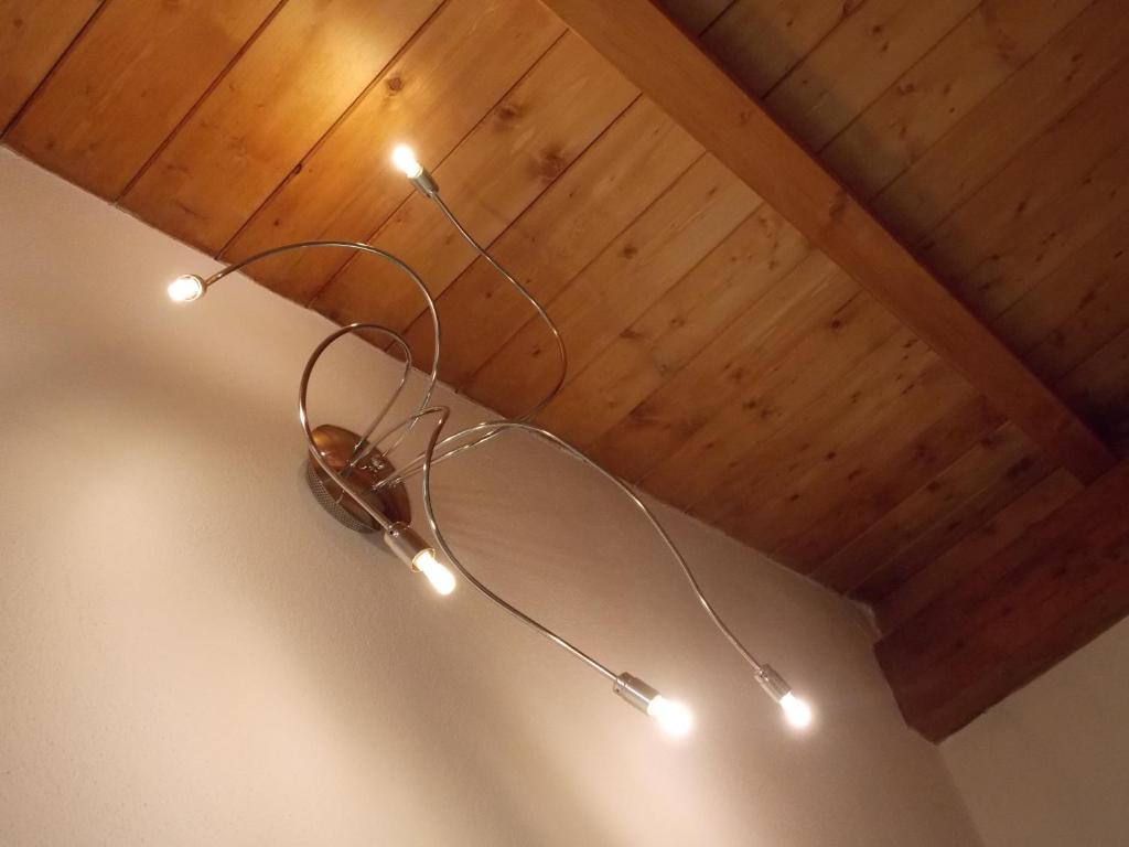luce di un airndante appesa a un soffitto in legno con luci di B&B PIBITZOI a Nurallào