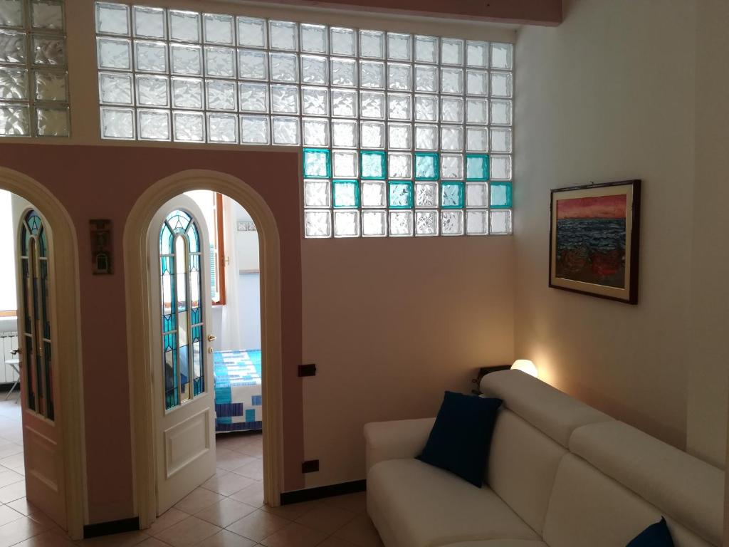 モンテロッソ・アル・マーレにあるCasa Del Carugioのリビングルーム(ソファ、ステンドグラスの窓付)