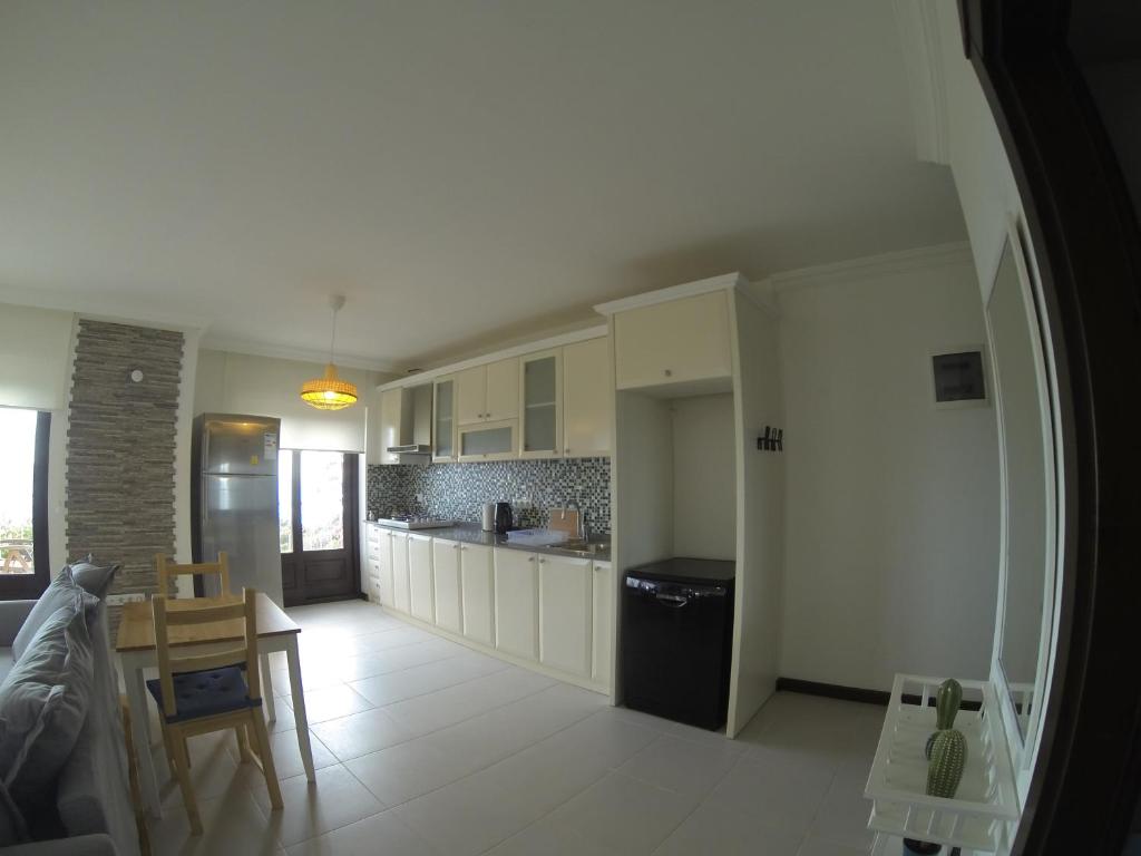 Kuchyň nebo kuchyňský kout v ubytování Derya Beach Apartment