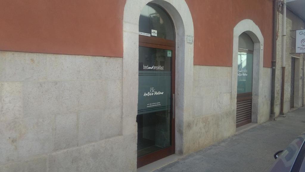 een gebouw met een raam aan de straatkant bij Antico Molino in Trani