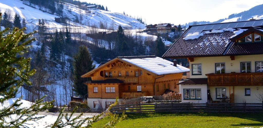 una gran casa de madera con nieve en el techo en Haus Annabelle en Wagrain