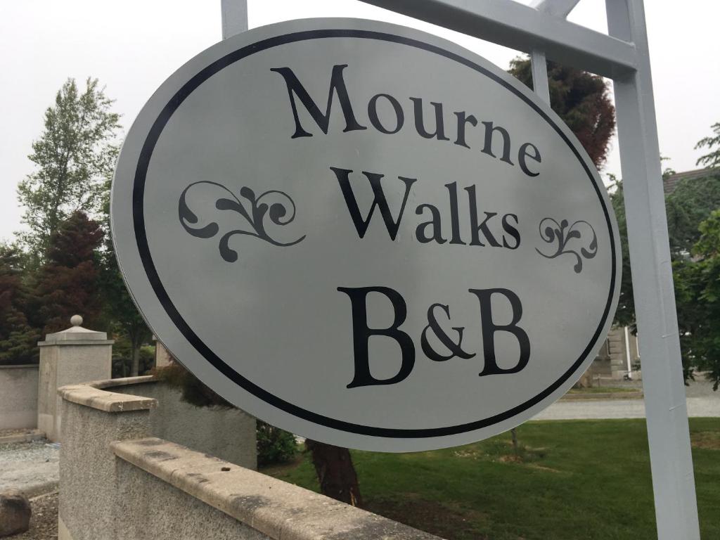 um sinal para uma montanha caminha bb sinal em Mourne Walks B & B em Annalong