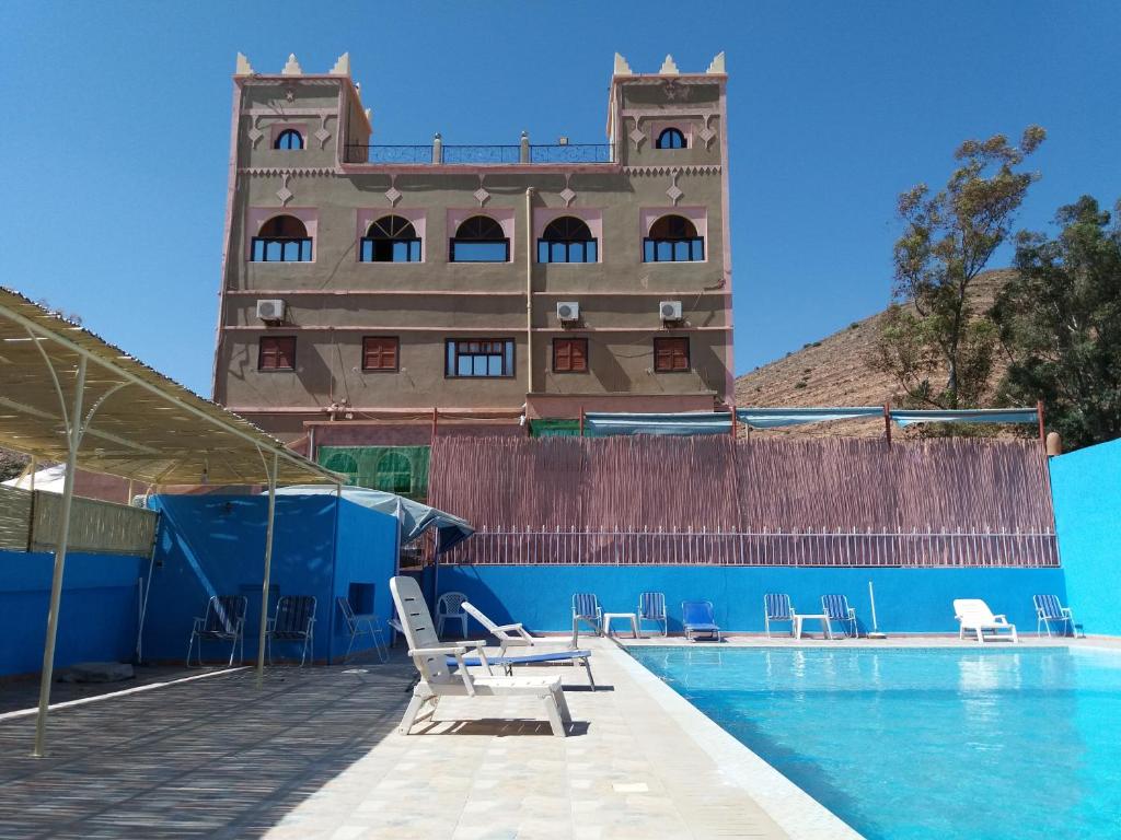 ein Gebäude neben einem Pool mit einem Gebäude in der Unterkunft Auberge Restaurant le Safran Taliouine in Taliouine