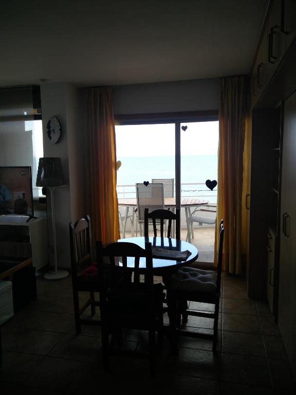 jadalnia ze stołem i krzesłami oraz widokiem na ocean w obiekcie Edificio Rosa de los Vientos apartamento 71 w mieście Mijas