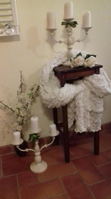 CaldanaにあるNido D'amoreの花とキャンドルのテーブル