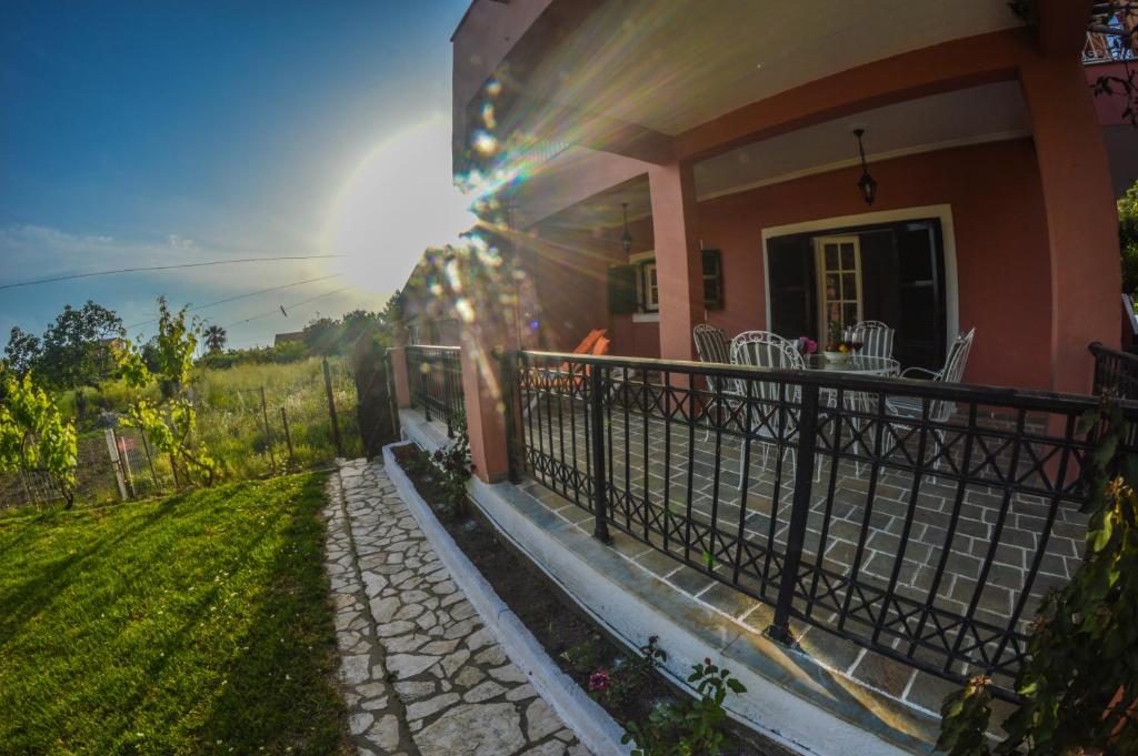uma casa com uma varanda com uma cerca em Myriam's House em Agios Gordios