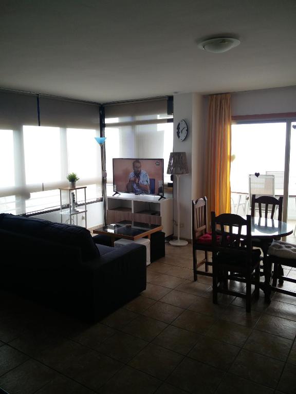 salon z kanapą i stołem w obiekcie Edificio Rosa de los Vientos apartamento 71 w mieście Mijas