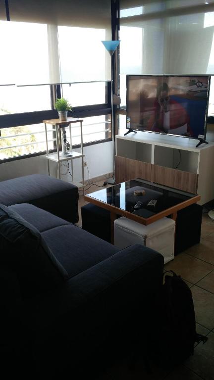 Telewizja i/lub zestaw kina domowego w obiekcie Edificio Rosa de los Vientos apartamento 71