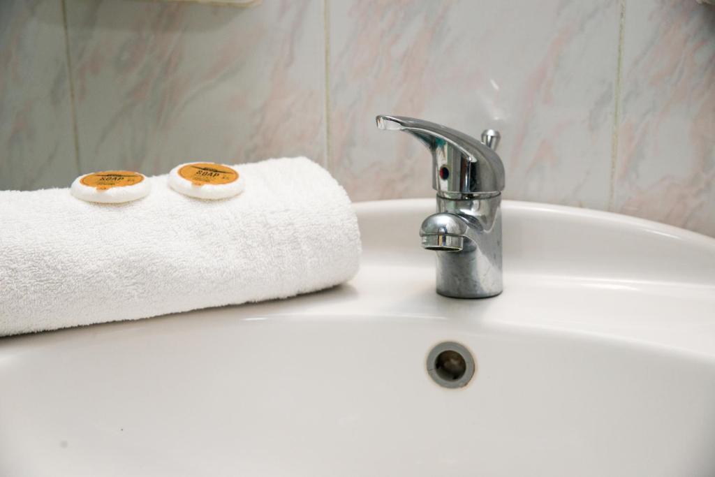 un lavandino in bagno con asciugamano e rubinetto di Laganas Dreams 2 a Laganas