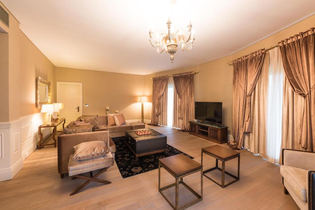 TV a/nebo společenská místnost v ubytování Quba Palace Hotel & Golf Resort