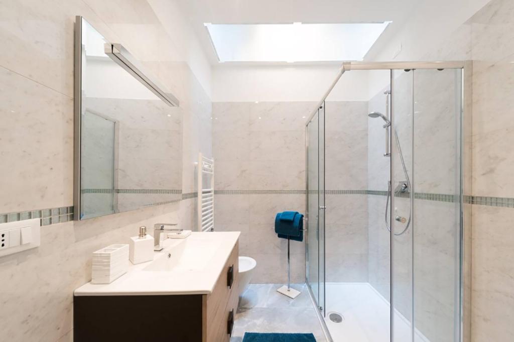 uma casa de banho com um chuveiro e um lavatório. em Ca' Monica Apartment em Veneza