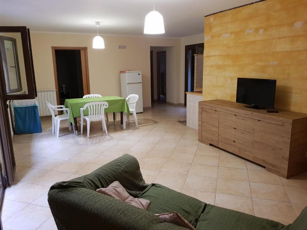 osoba leżąca na kanapie w salonie w obiekcie Villa Aurora Per Vacanze w mieście Palermo