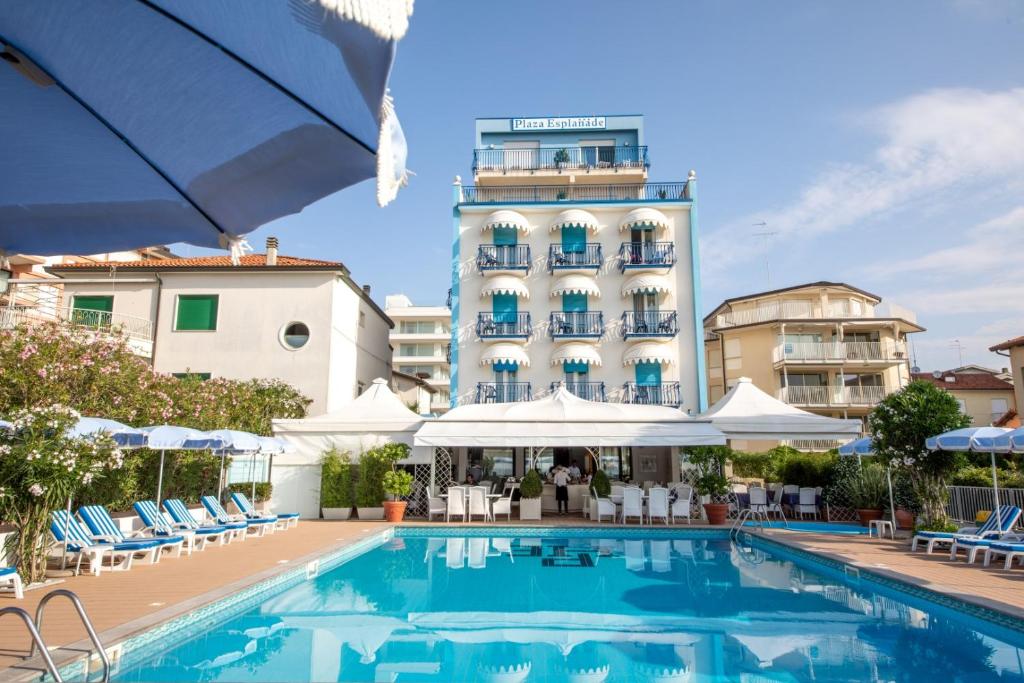 Bazén v ubytování Hotel Plaza Esplanade nebo v jeho okolí