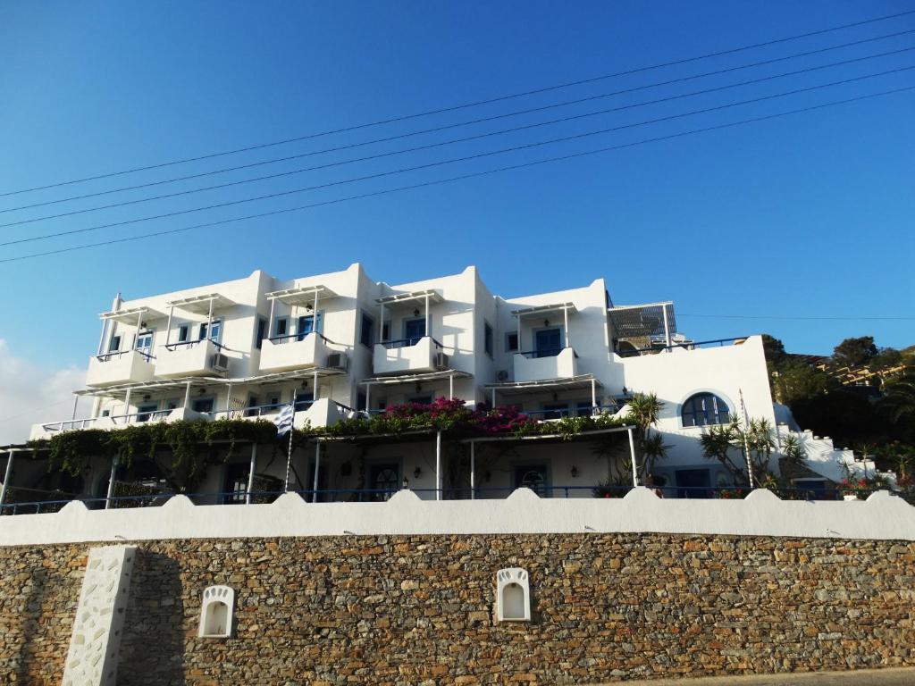 un edificio de apartamentos blanco en la parte superior de una pared en Castelopetra, en Katápola