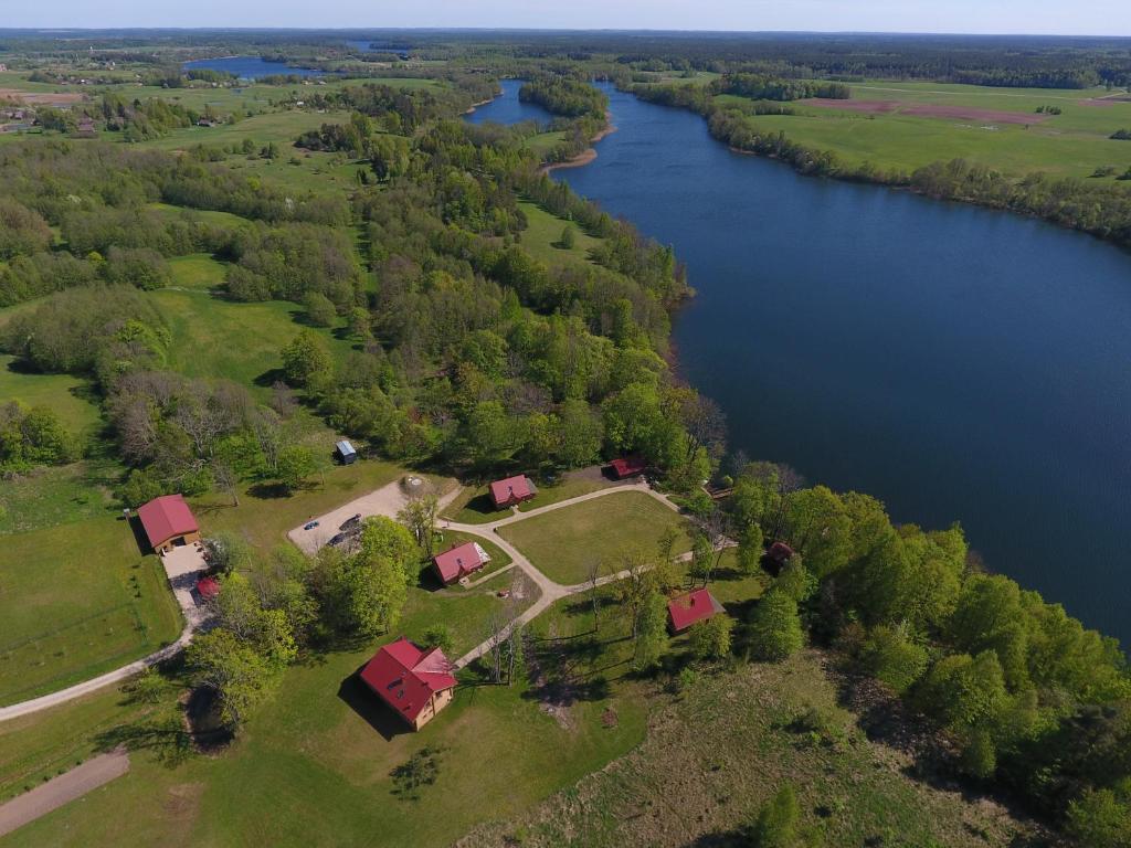 einem Luftblick auf ein Haus und einen See in der Unterkunft "Pakalas" Villa&Resort in Šiškiniai