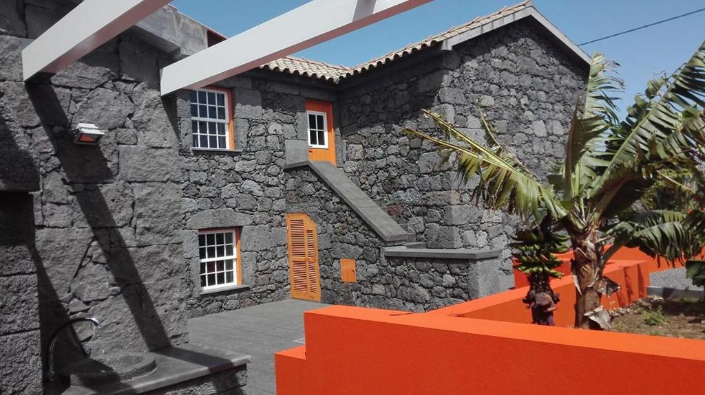 a model of a house with a stone house at Casa Céu D'Abraão in Piedade