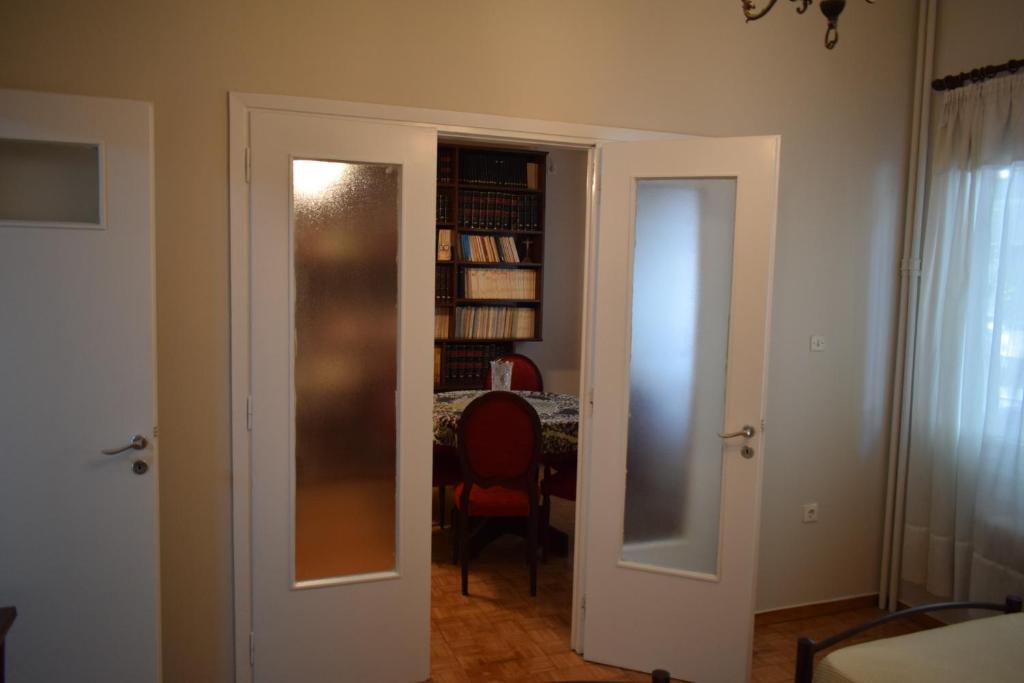 Knihovna v apartmánu