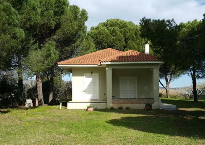 une petite maison blanche avec un toit rouge dans une cour dans l'établissement Villa Sunny Day, à Marathon