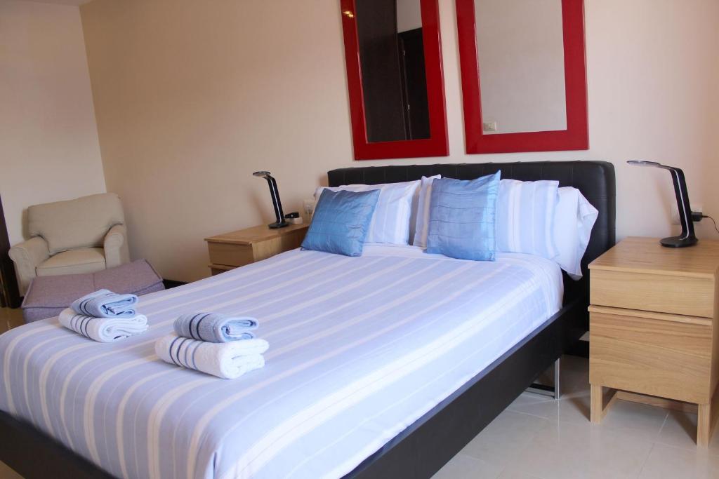 1 dormitorio con 1 cama grande y toallas. en Dream Cuesta, en Santa Cruz de Tenerife