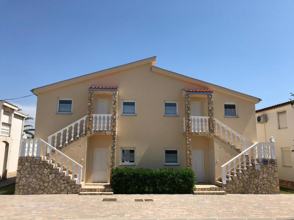 duży budynek ze schodami po jego stronie w obiekcie Apartments Villa Engeli w mieście Vir