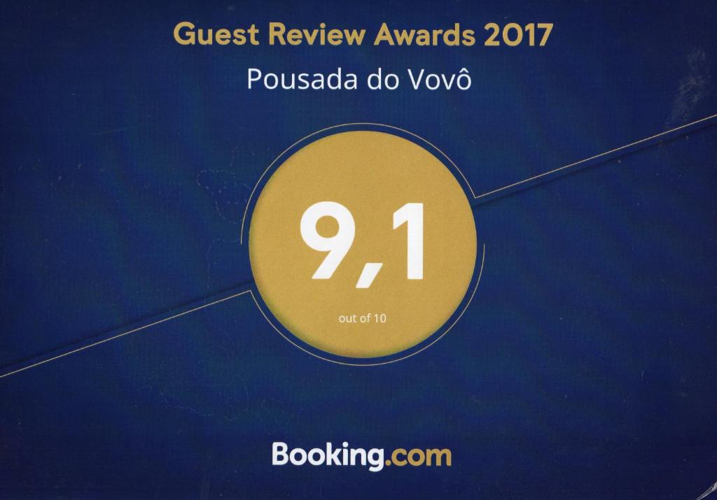 Pousada do Vovô في Fronteira: علامة مكتوب عليها جوائز مراجعة النزلاء مع دائرة صفراء