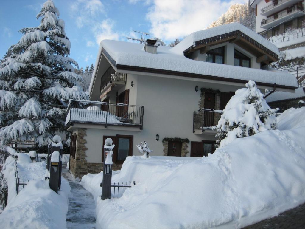 Zdjęcie z galerii obiektu Appartamenti Bioula CIR Aosta n 0247 w Aoście