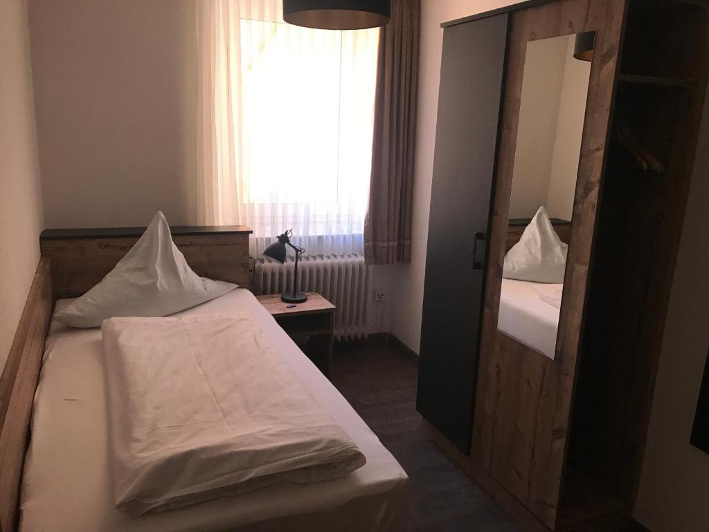 Postel nebo postele na pokoji v ubytování Gasthof zum Waldstein