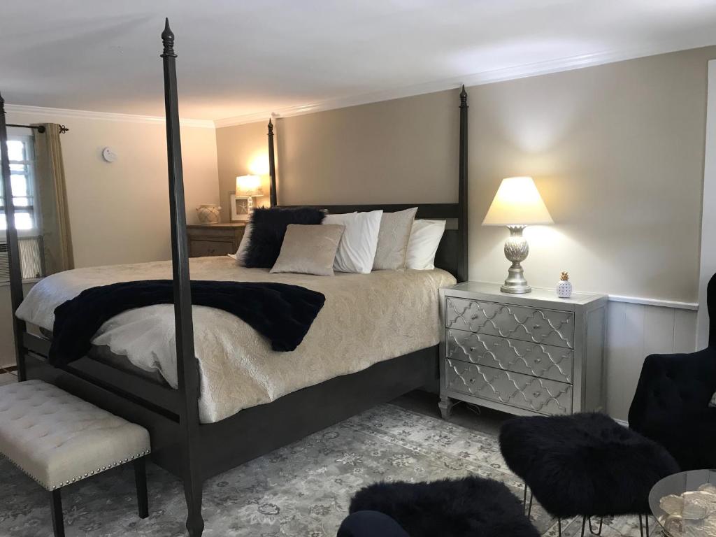 a bedroom with a large bed and a chair at Starlight Lodge North Conway in North Conway