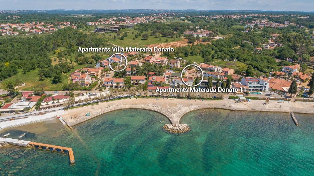 una vista aérea de un puente sobre una playa en Apartments Villa Materada Donato, en Poreč