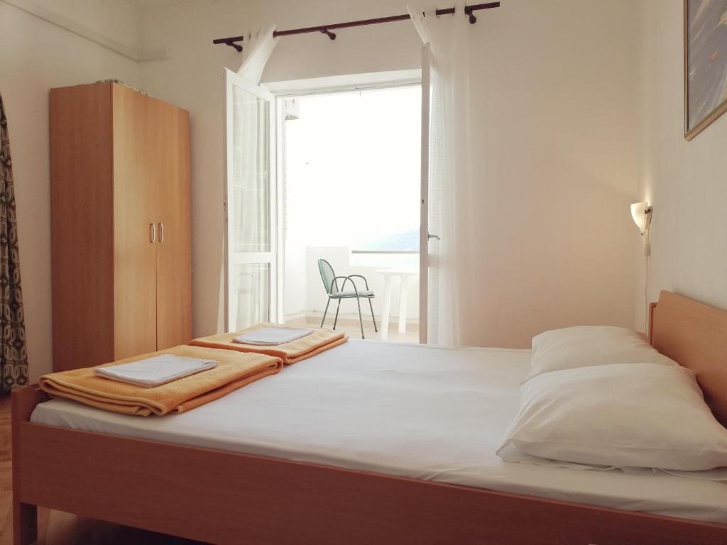 Postel nebo postele na pokoji v ubytování Marika Seaside Retreat-Drašnice