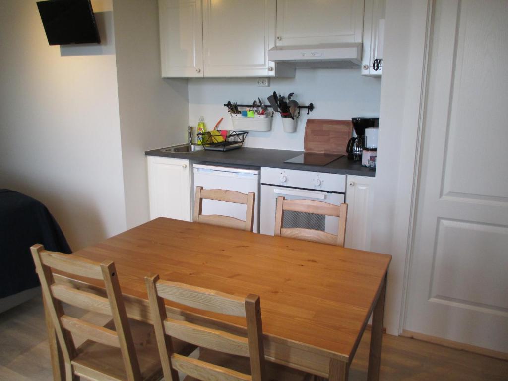 Kuchyň nebo kuchyňský kout v ubytování Lækjaborgir Guesthouse