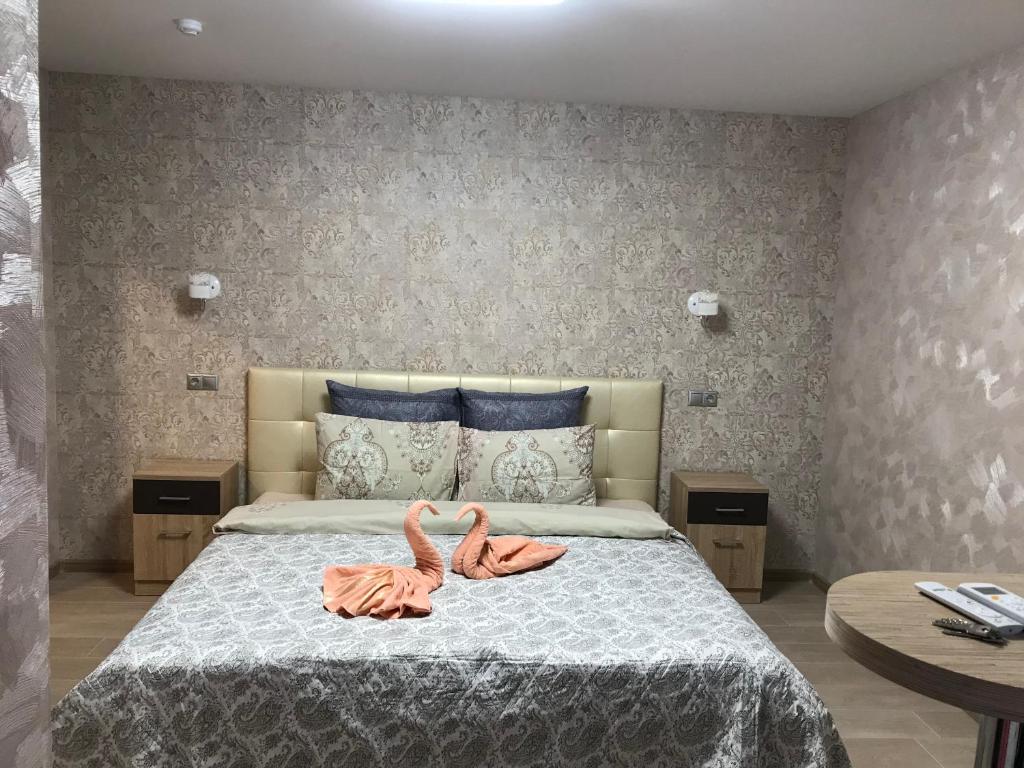モスクワにあるHotel Chasy Leskovaのベッドルーム1室(ベッド1台、タオル2枚付)