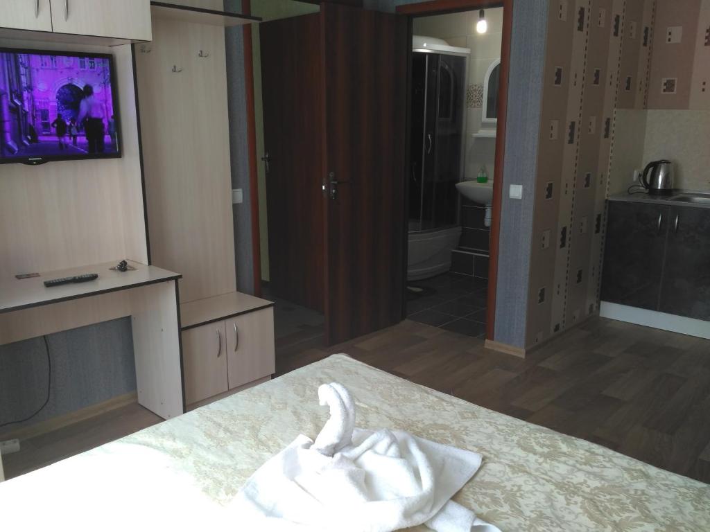 ein Hotelzimmer mit einem Schwan auf einem Bett in der Unterkunft Guest House Orchid in Kropywnyzkyj