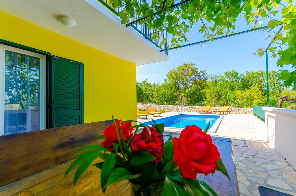 Bazén v ubytovaní House Simani alebo v jeho blízkosti