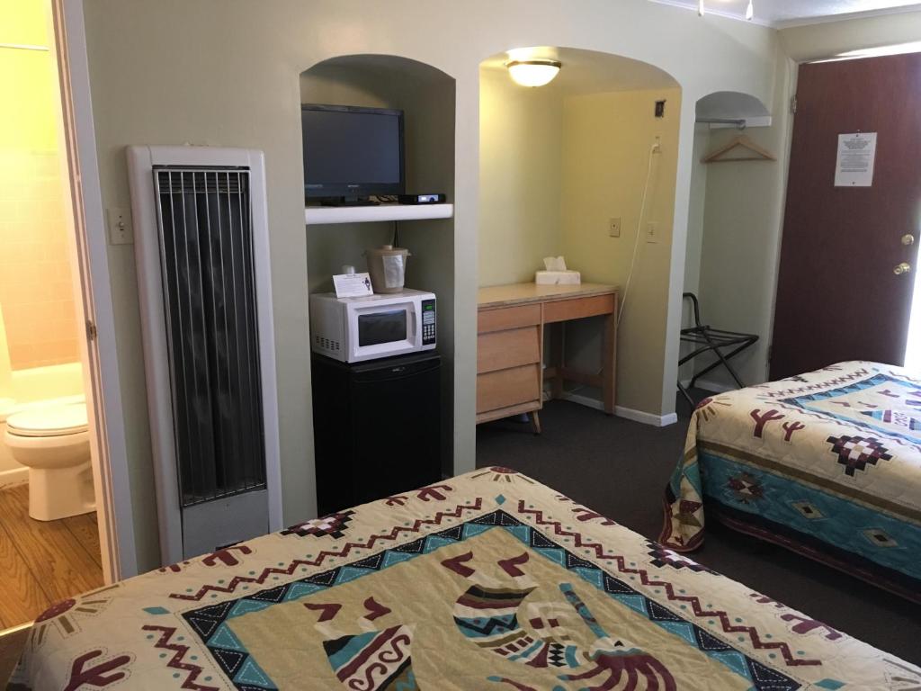 Postel nebo postele na pokoji v ubytování Sun -N- Sand Motel