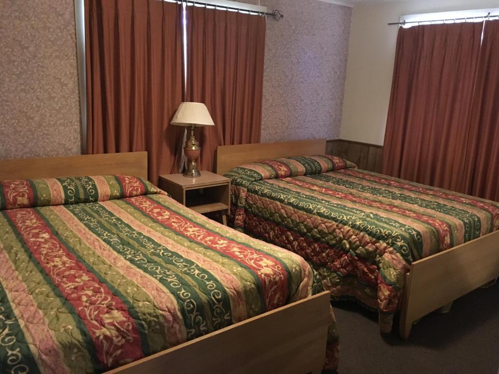 Postel nebo postele na pokoji v ubytování Sun -N- Sand Motel