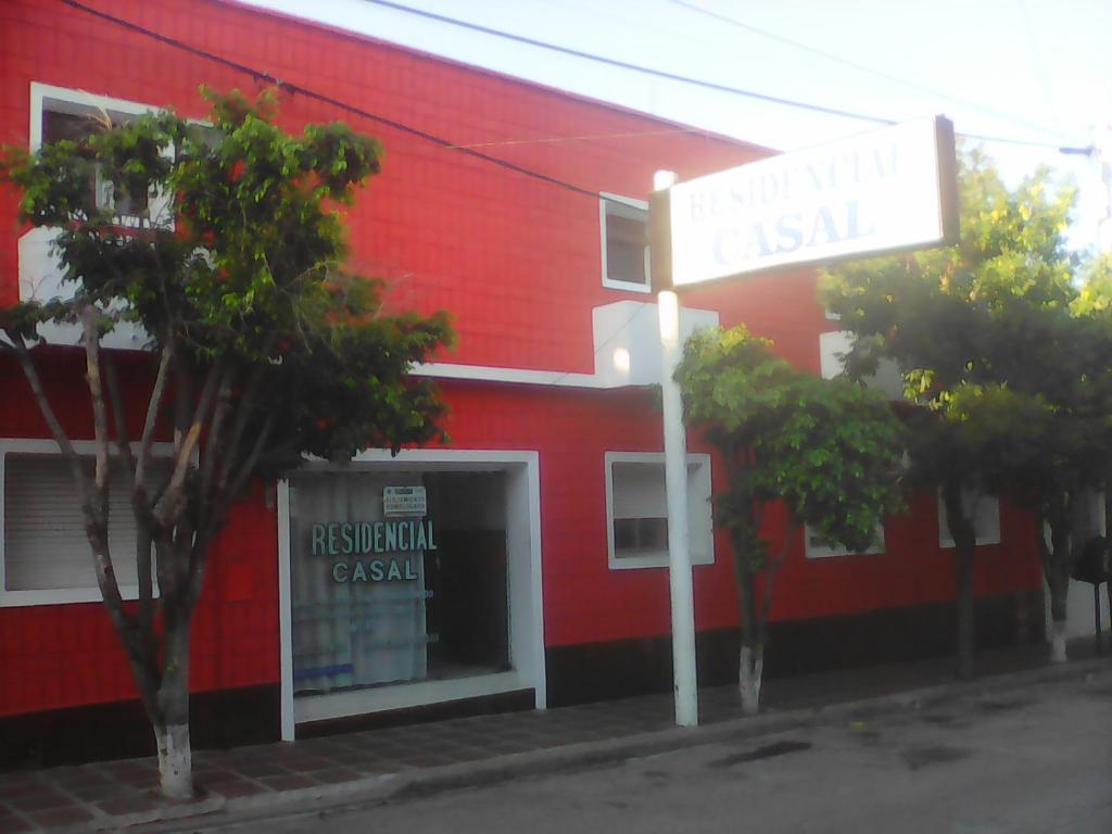 ein Straßenschild vor einem roten Gebäude in der Unterkunft Hotel Residencial Casal in La Paz