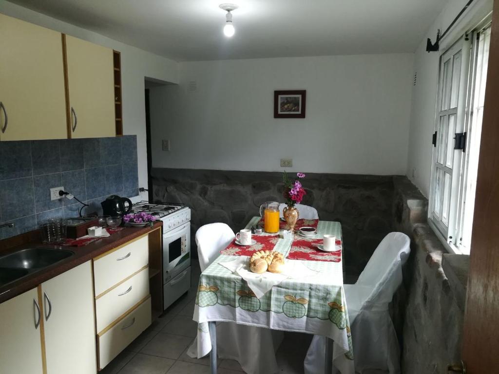 una cocina con mesa y mantel. en Quinta Valvanera en Salta