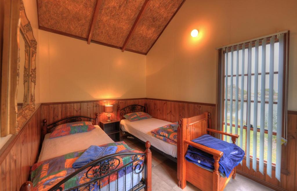 Postel nebo postele na pokoji v ubytování Stanley Lakeside Spa Cabins