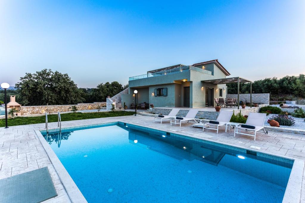 uma piscina em frente a uma casa em Iokasti Villa em Atsipopoulo