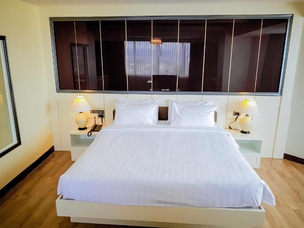 Postel nebo postele na pokoji v ubytování Phayao Gateway Hotel