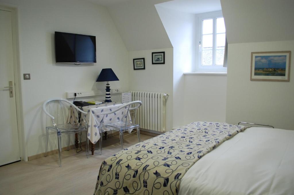 Postel nebo postele na pokoji v ubytování Logis Hotel L'europe